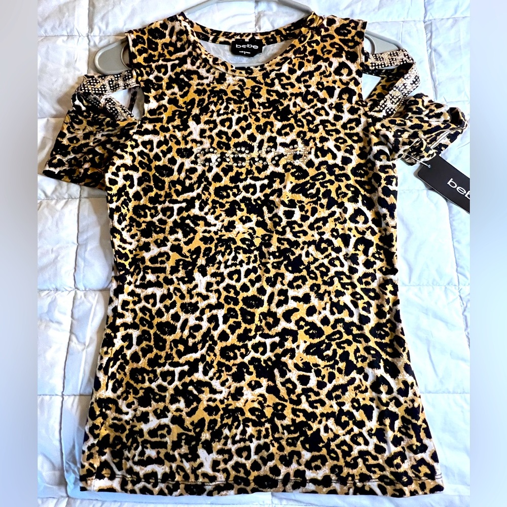 NWT Bebe fitted cut out shoulder crew neck top. Women’s S. Rhinestone design - Picture 1 of 7